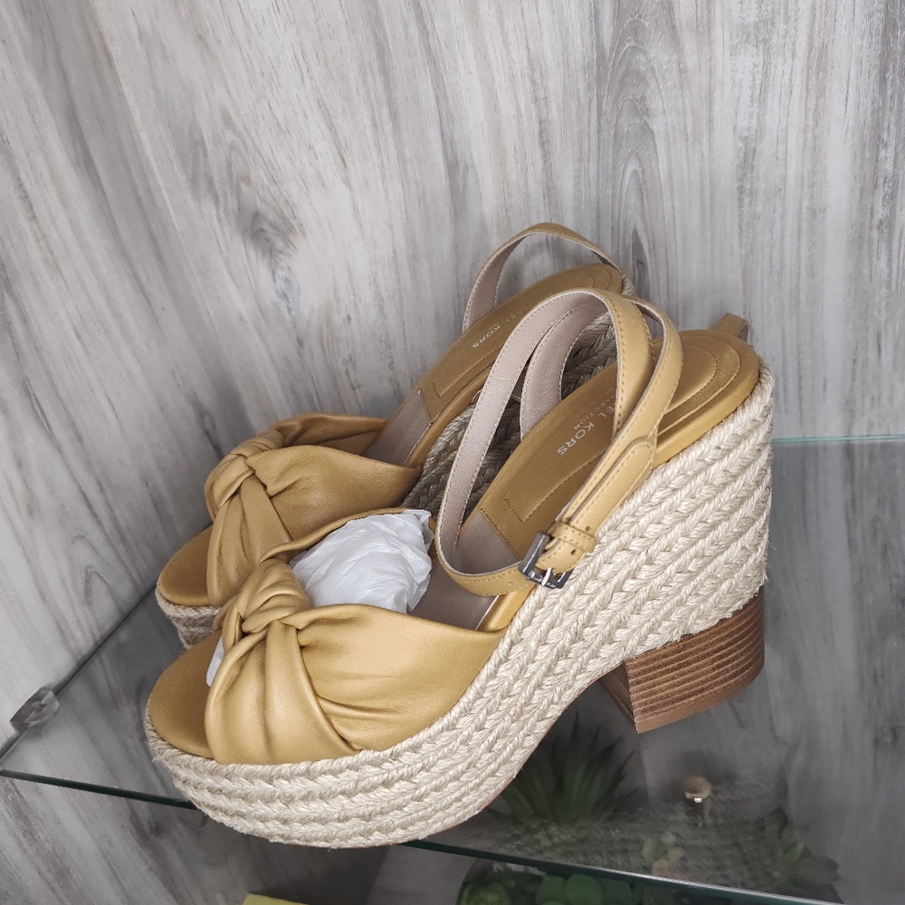 Michael Kors Collection Silvana Runway Platform Sandals Peanut Tan Size 37/ US 7